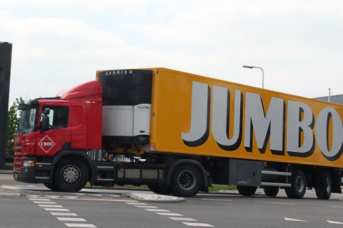 Een vrachtwagen met opdruk van C1000 met een oplegger van Jumbo Supermarkten, 10 juni 2013.
